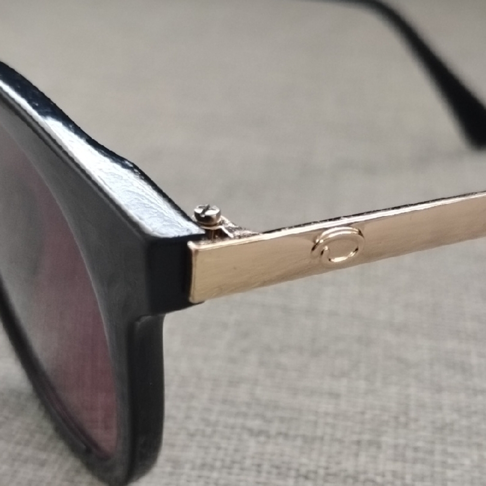 Oscar de la Renta Black Sunglasses with Gold Accents - Picture 4 of 11